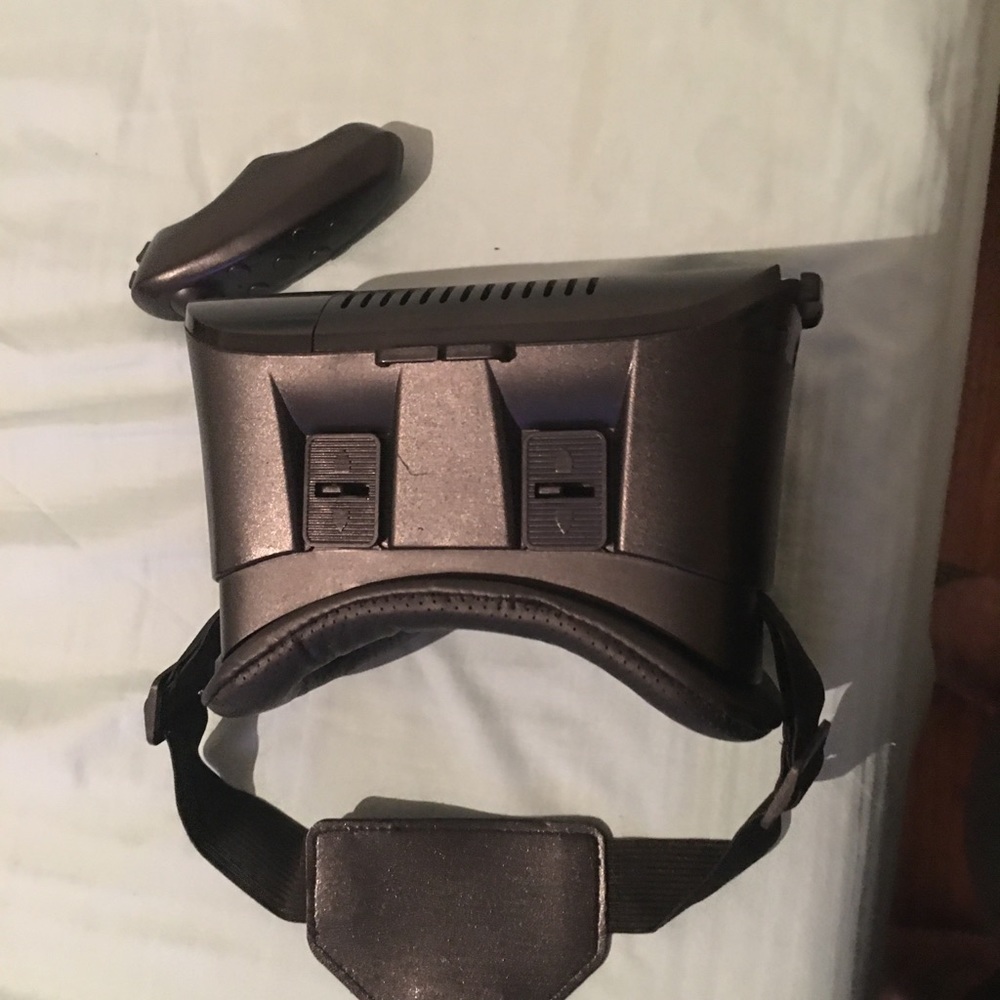 Virtual Reality Headset with Bluetooth controller - Picture 2 of 3